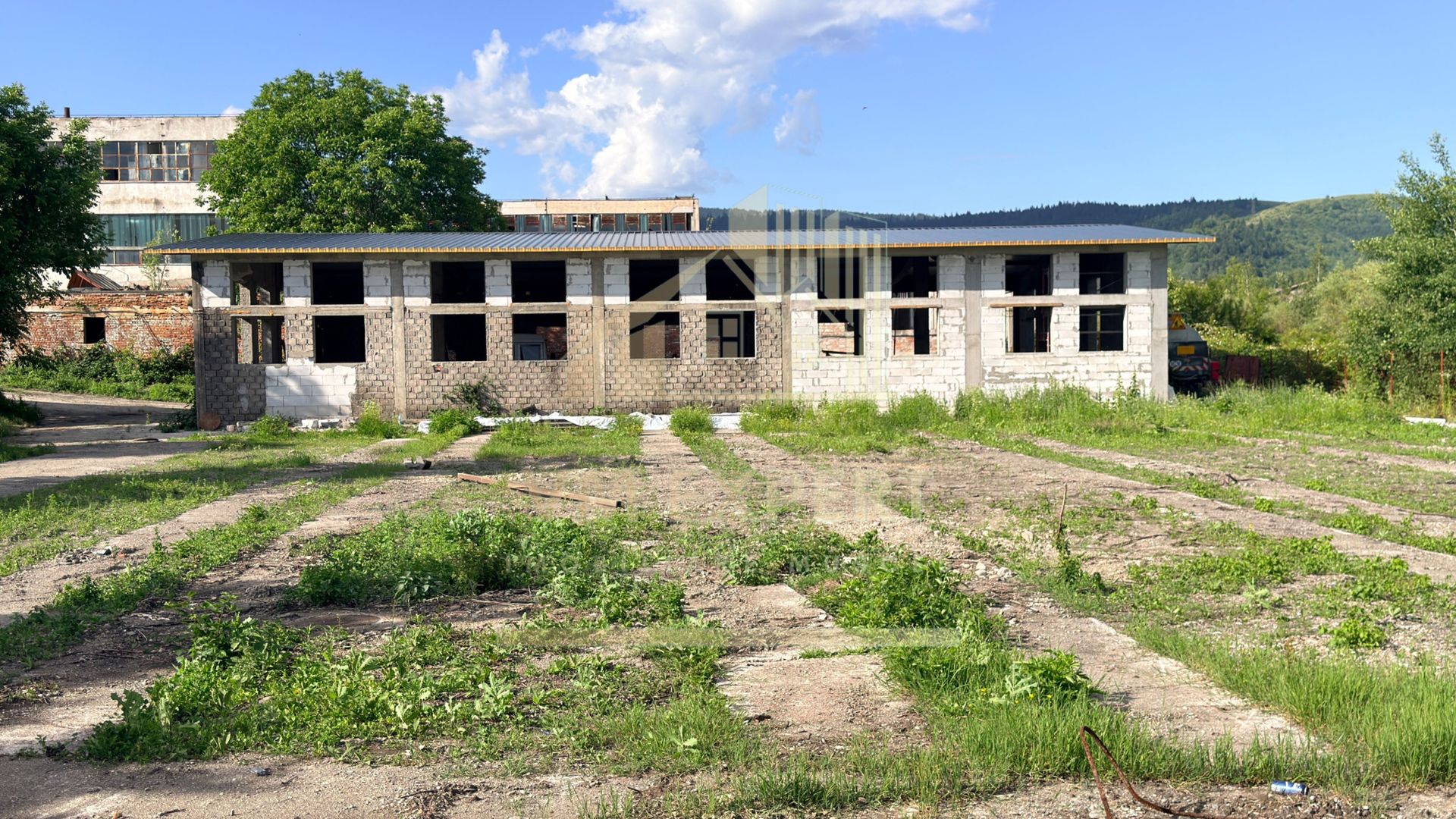 HALĂ INDUSTRIALĂ DE ÎNCHIRIAT – 600 MP | ACCES TIR– CÂMPULUNG - Poză 1
