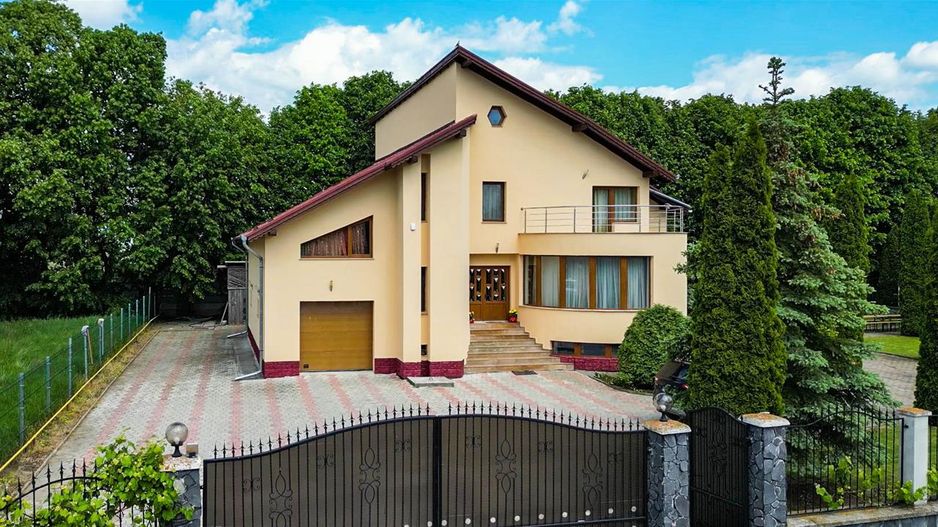 Vila cu 1.500 mp teren, gradina amenajata, linistita zonare,  Halchiu, Brasov - Poză 1