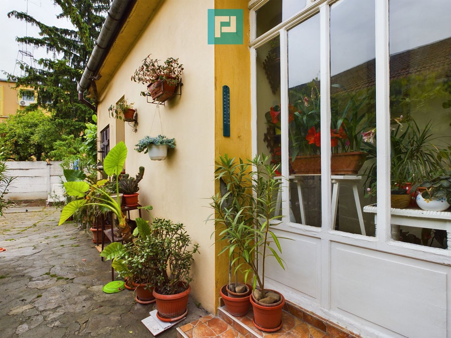 Apartament la casă cu 4 camere în Pârneava - Poză 1