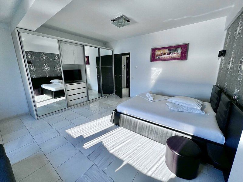 Apartament 2 camere Vila Sophia 1 - Vedere frontala la lac - - Poză 14