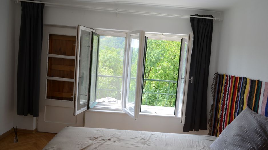 Casa renovata la tara complet mobilata si utilata - Poză 15