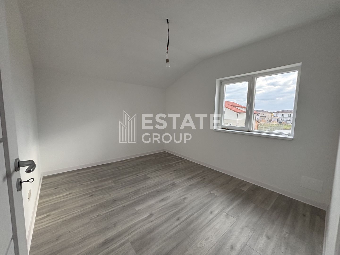 Casa individuala cu 5 camere in Mosnita Noua zona castel - Poză 8