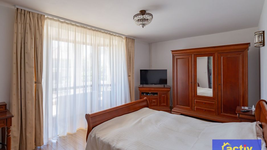 Vilă cu arhitectură aparte, spații generoase și curte intimă | Ovidiu - Poză 17