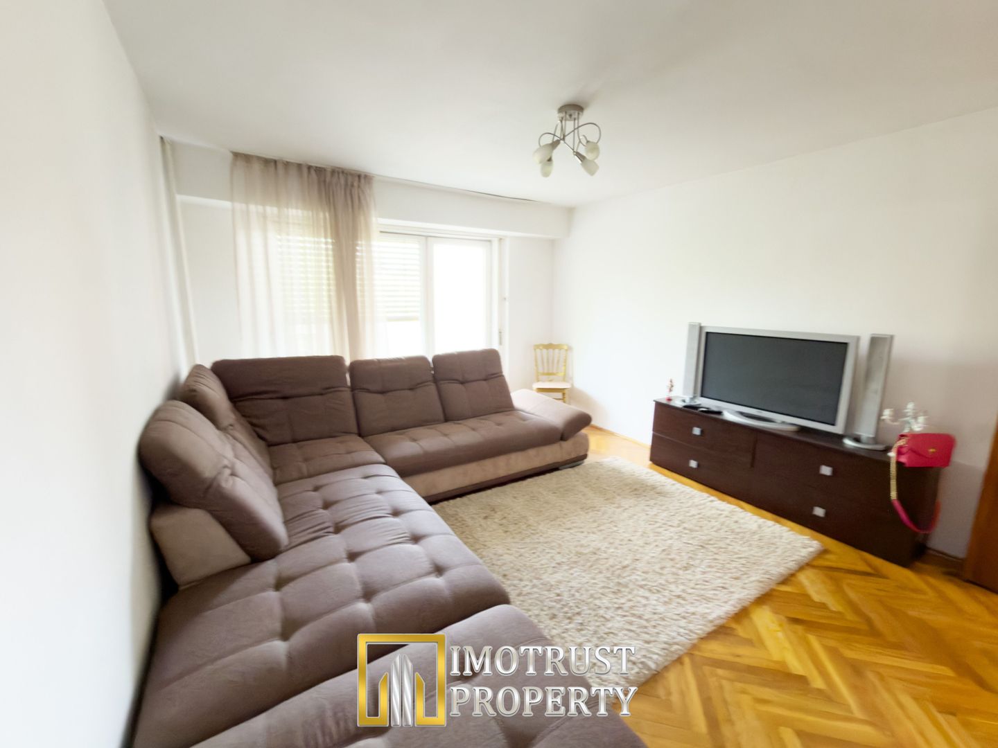 Apartament tip Samanta cu garaj de vânzare în zona Polivalentă - Poză 1