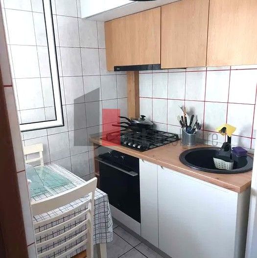 Gars. 31 mp, et 9/10, bloc reabilitat, instalații refăcute, mobilată și utilată - Poză 11