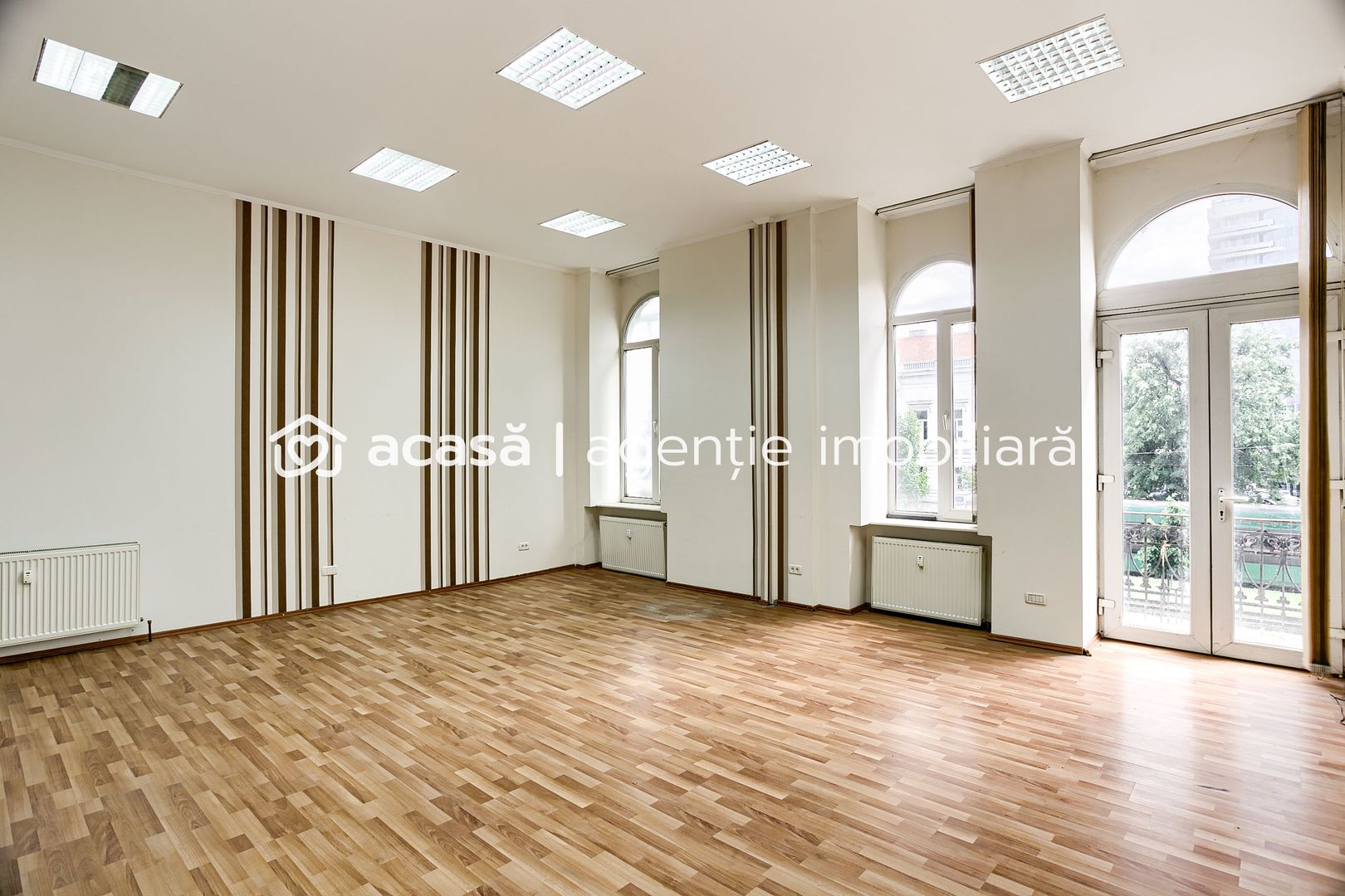 Birou la etajul 1 în zonă ultracentrală - Poză 1