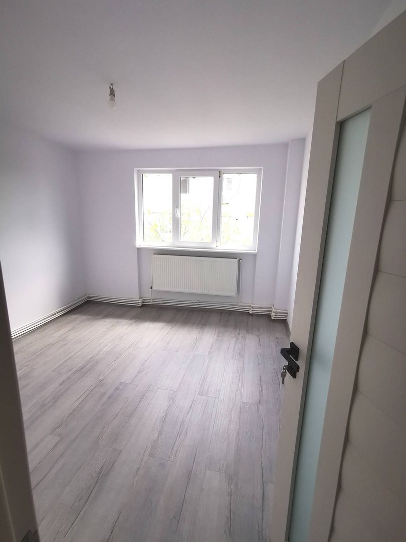 De vanzare apartament cu 2 camere, central. et. 3, 79.900 euro - Poză 5