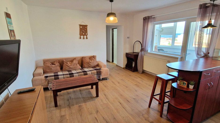 Inchiriez apartament CETATE - 3 camere plus living cu bucatarie - Poză 2