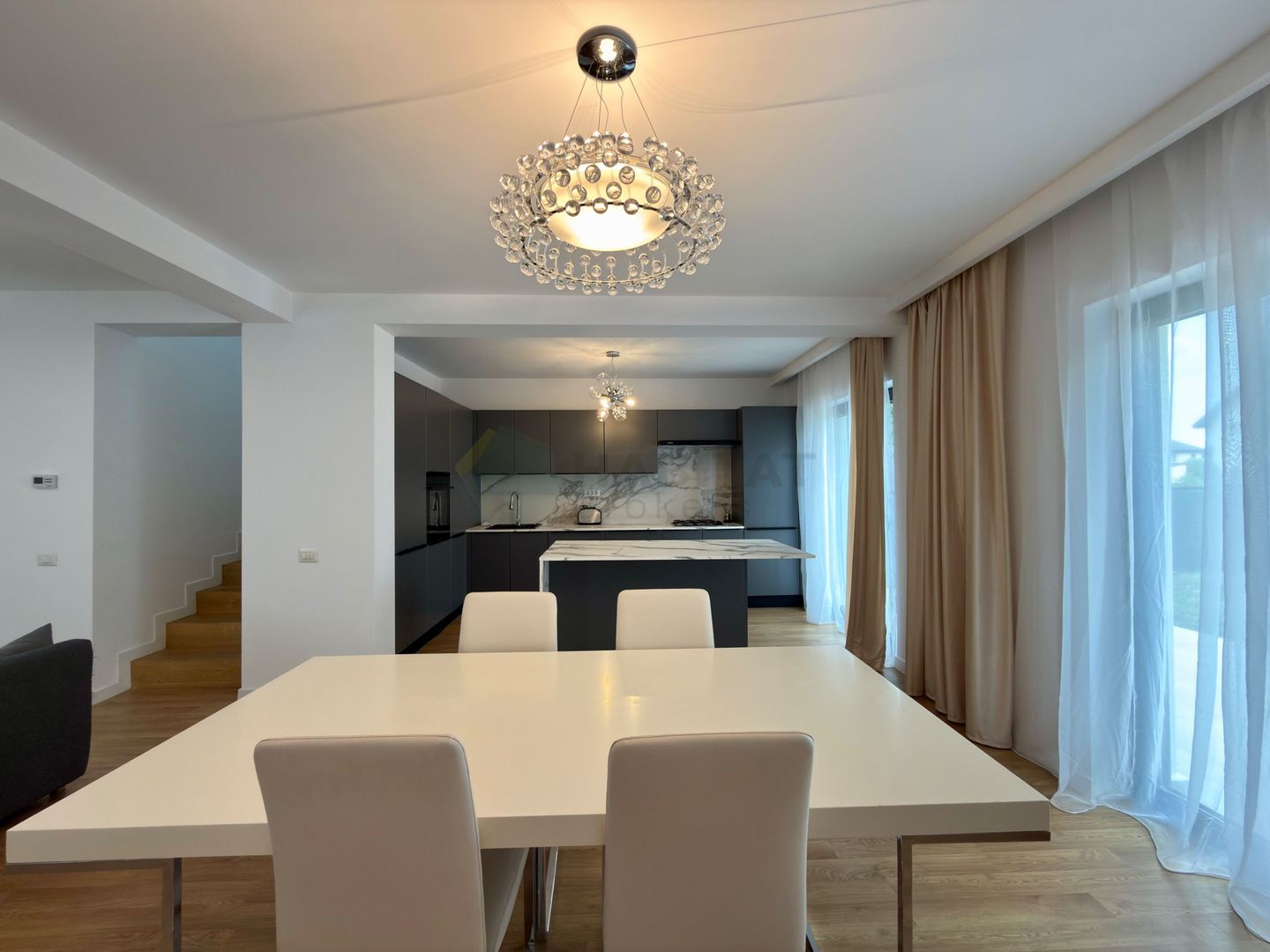 Vilă modernă cu 5 camere de închiriat în Corbeanca - Poză 10