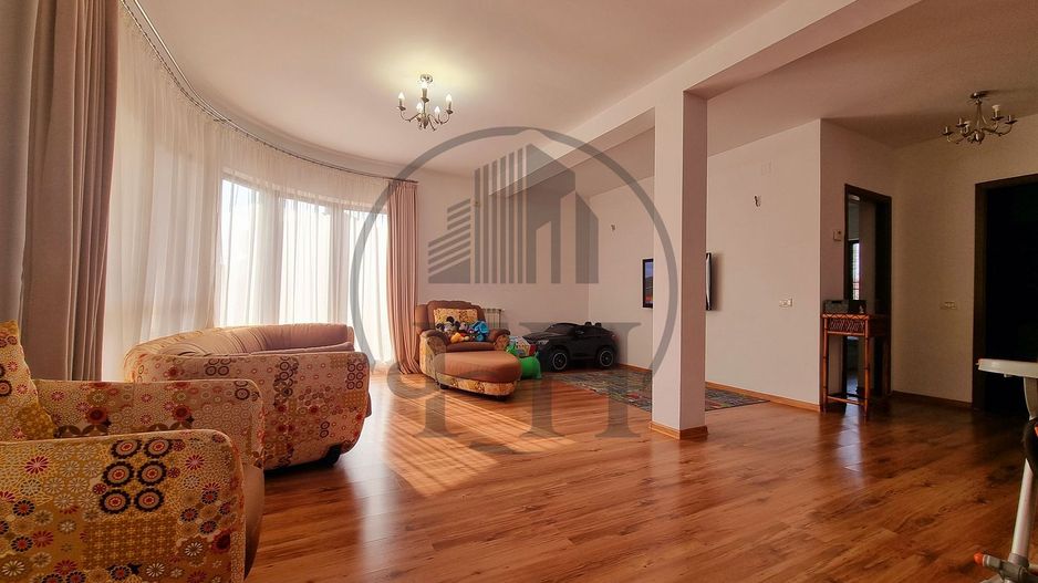 SOLD/VANDUT-Casă / Vilă cu 5 camere de vânzare - Poză 4