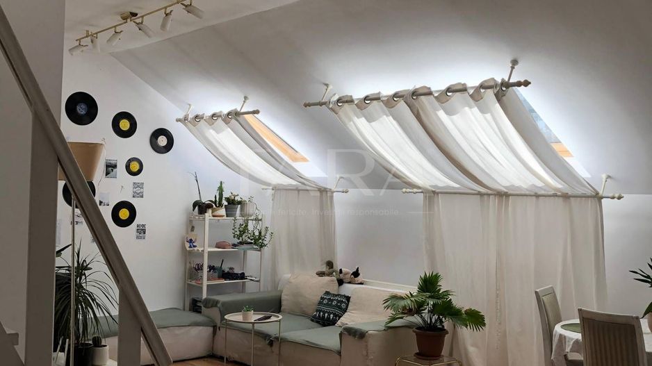 Apartament la mansardă, cu scară interioară. - Poză 1