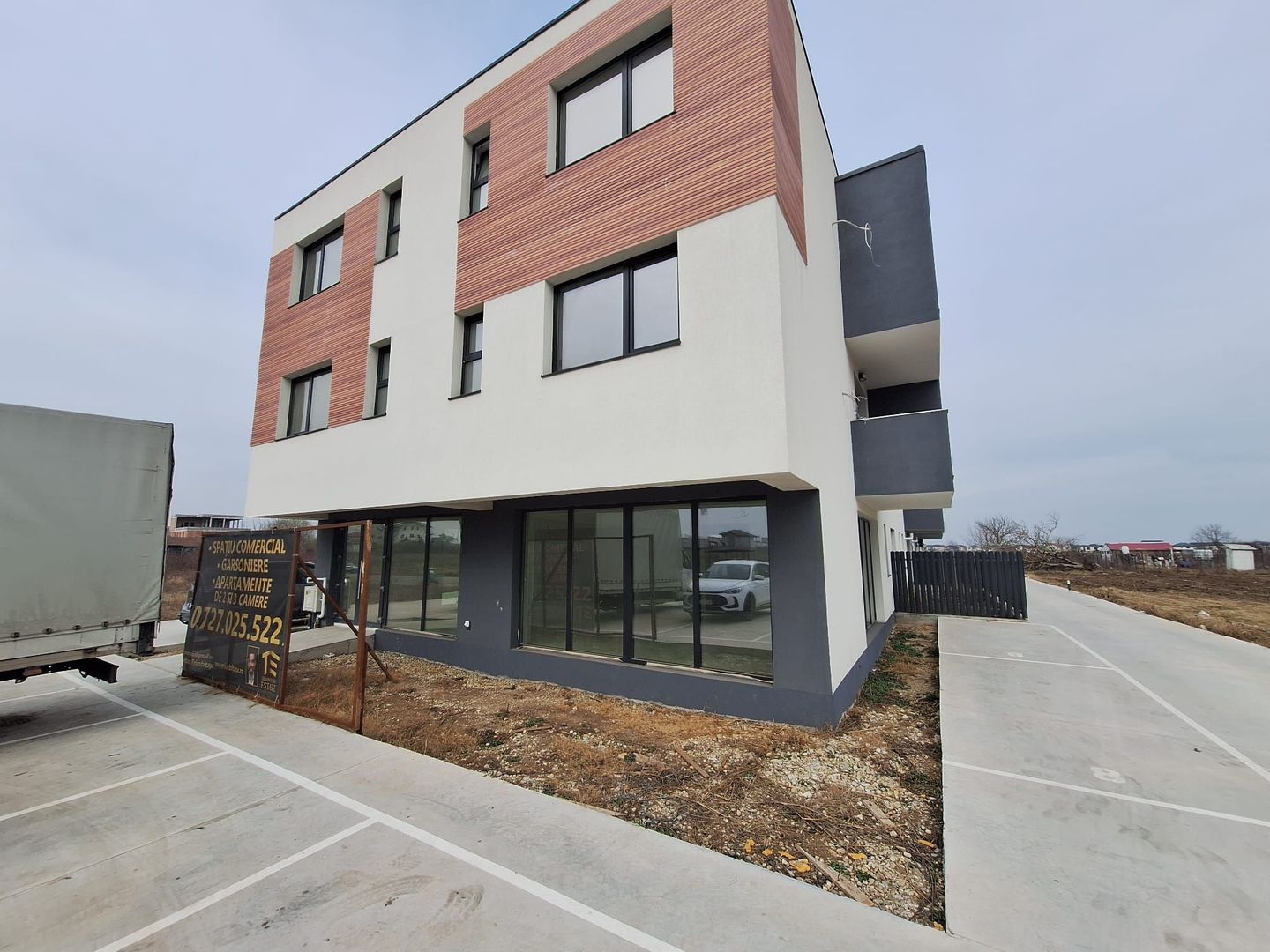 Spatiu Comercial Tunari Otopeni Bloc Nou Vanzare / Inchiriere - Poză 1