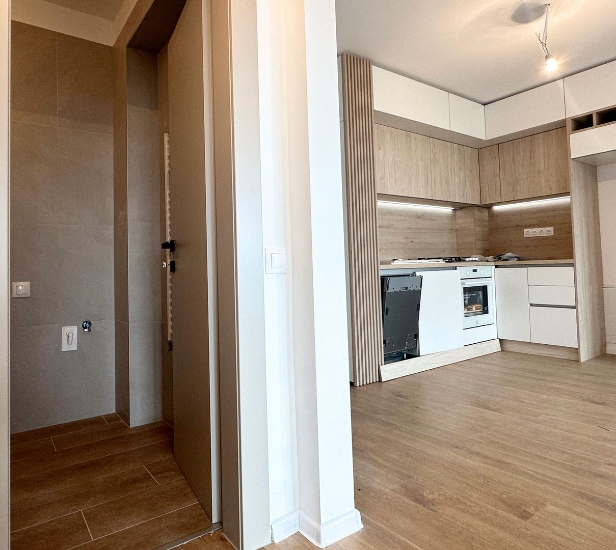 Apartament tip studio cu bucătăria mobilată zona Coresi Brasov - Poză 16