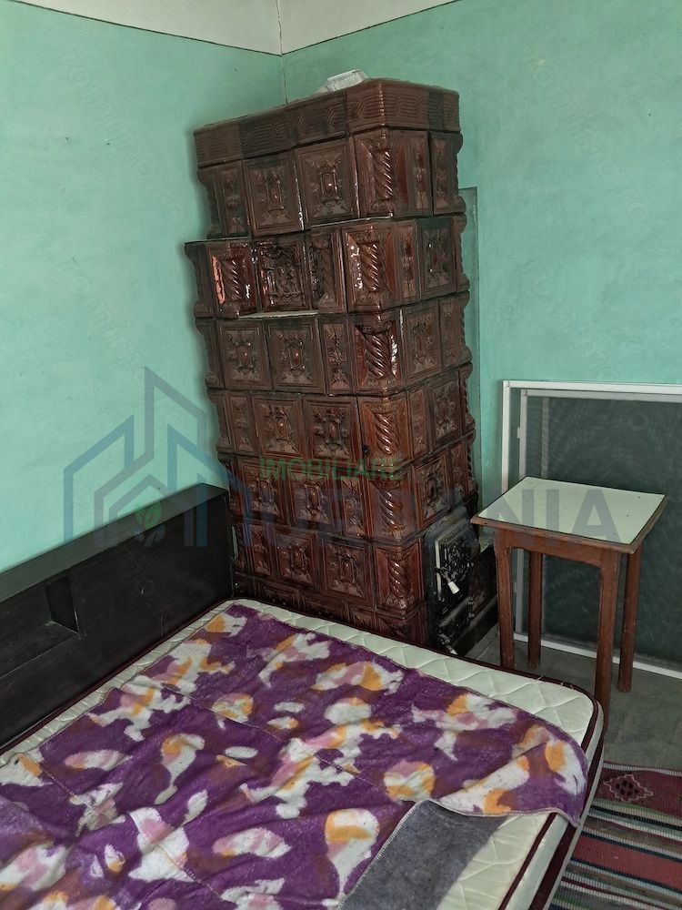 Vând casa cu 5camere în sat cîrja vaslui, teren 1900mp, apa trasa,curent, casa trebuie renovată, - Poză 12