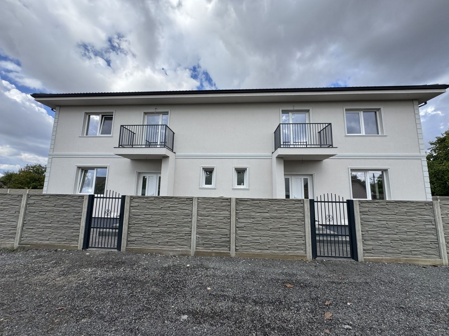 1\2 Duplex Utvin P+E,4Camere,2 Bai,Toate Utilitatile - Poză 1