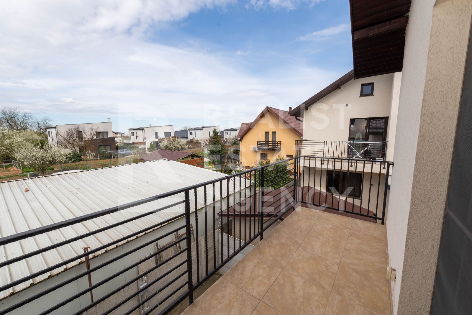 Vila in Tunari cu garaj si spatii de depozitare - Poză 21