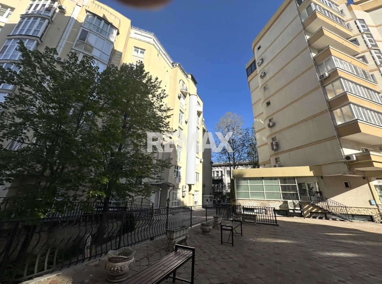 Apartament cu 2 odăi +living ultra centru, Mun. Chișinău - Poză 2