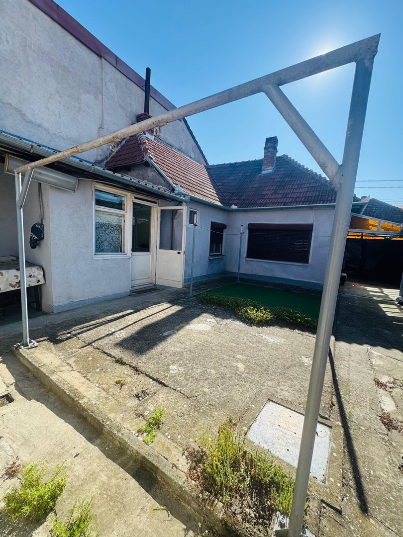 Casa singur in curte zona Velenta - Poză 1