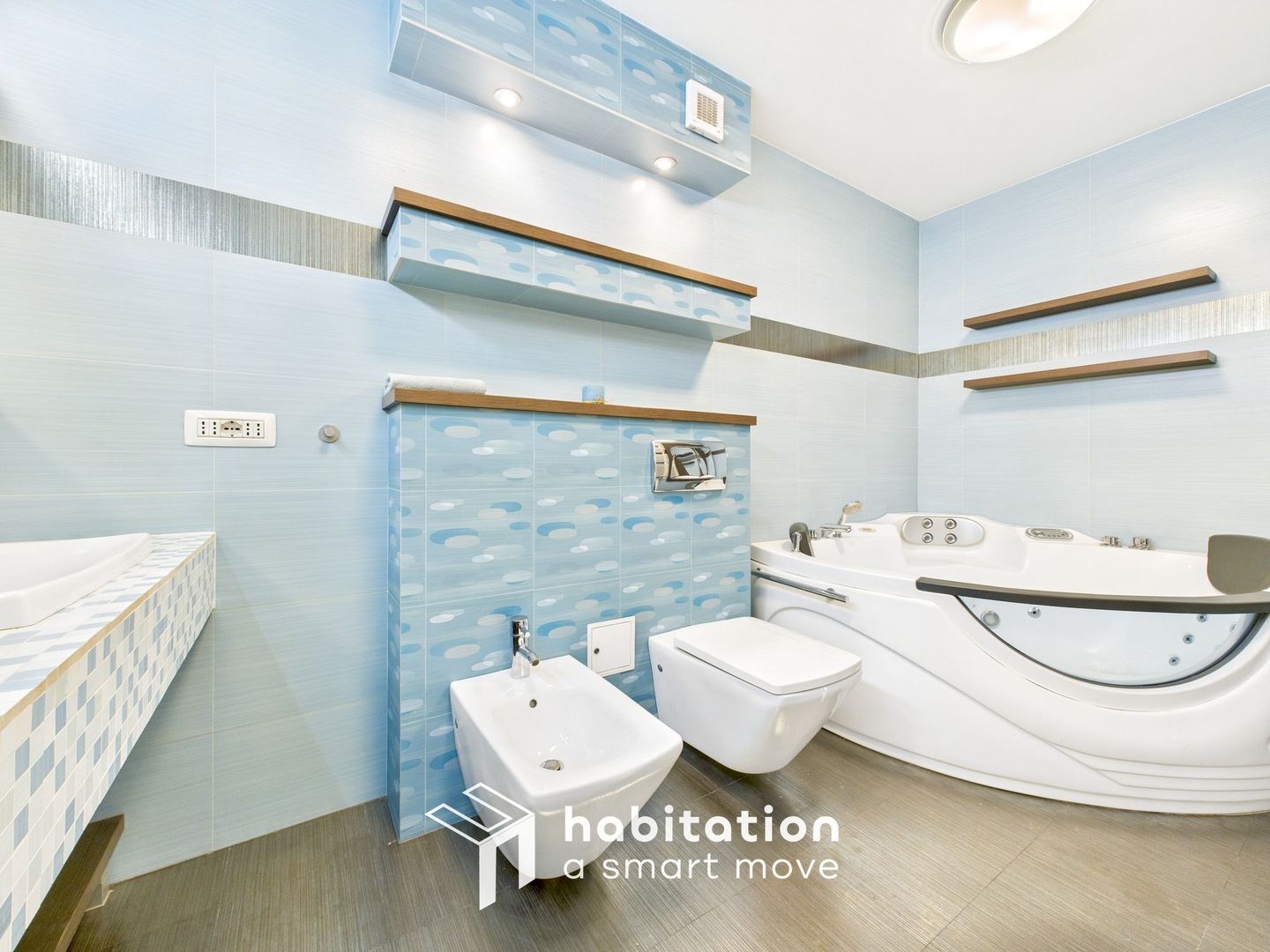 Descoperă eleganța unei case moderne– vizitează prin tur virtual - Poză 24