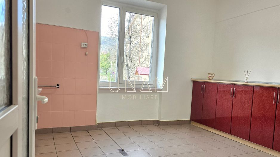 Birou renovat | Blocul 800 | ideal cabinet sau servicii - Poză 1