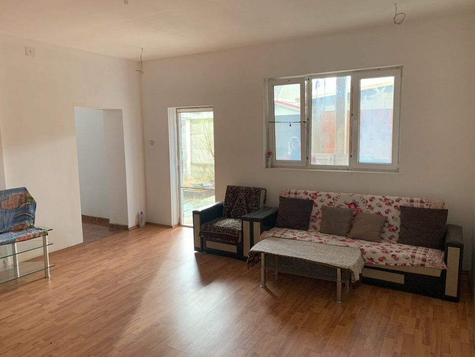  Casa cu teren generos de 1084 mp in centrul comunei Pischia, strada principala - Poză 12