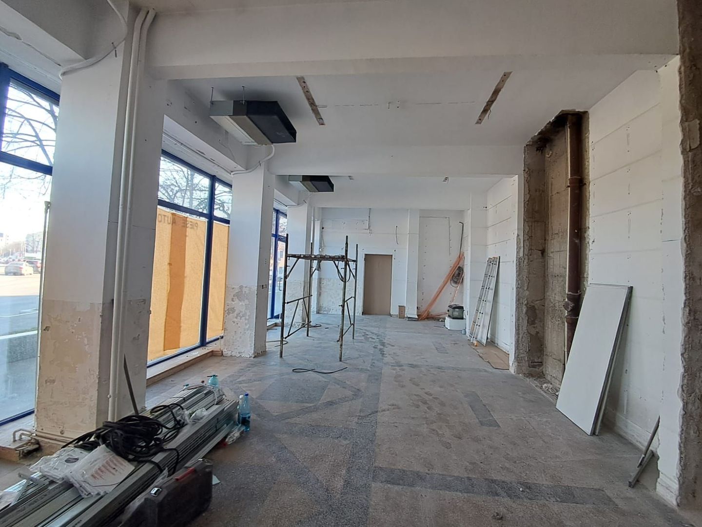 Spatiu comercial vitrina de 20 M - Metrou Eroii Revolutiei S143 - Poză 21