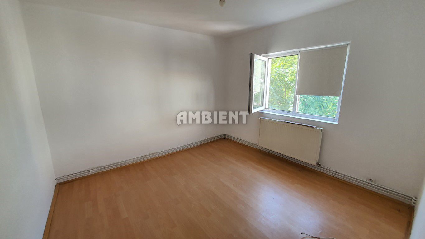 Apartament 3 camere, decomandat, etaj 4, zona CARTIER; - Poză 4