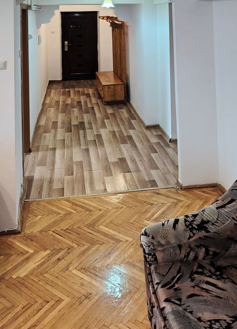 3 camere, situat la etajul 1 al unui imobil din zona 13 Decembrie Făget - Poză 3