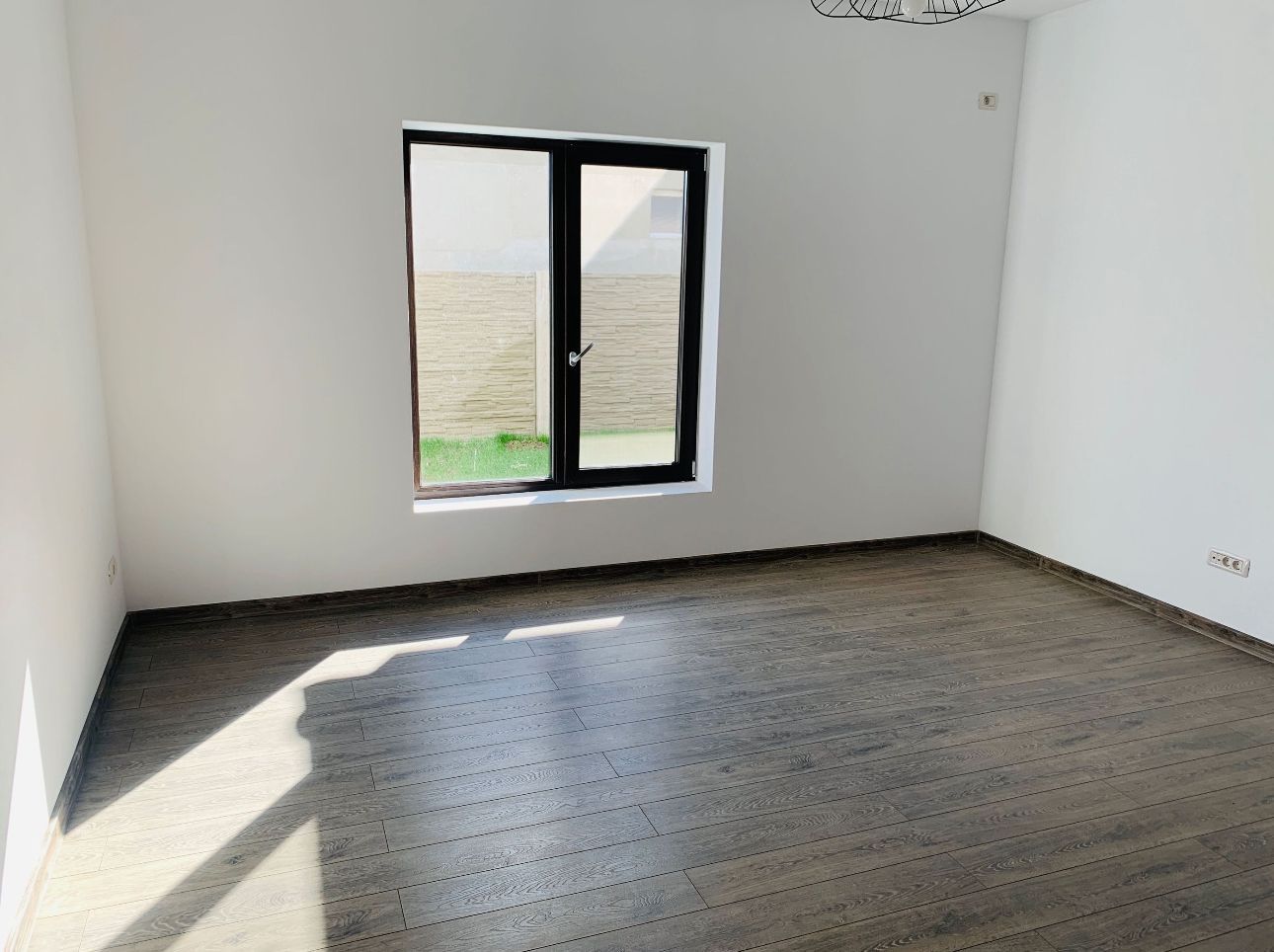 Casa Parter Sanmihaiul Roman,4 Camere,2 Bai,Terasa Acoperita,Toate Utilitatile - Poză 4