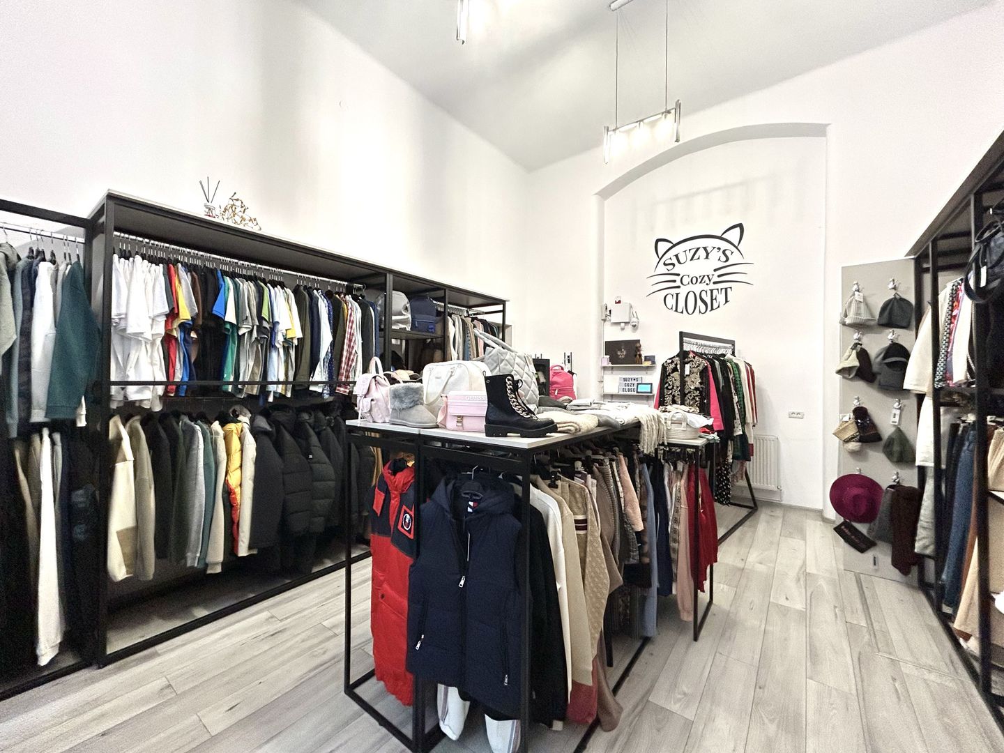 Afacere la Cheie, articole originale,  intrare stradală, zona Centrala - Poză 3