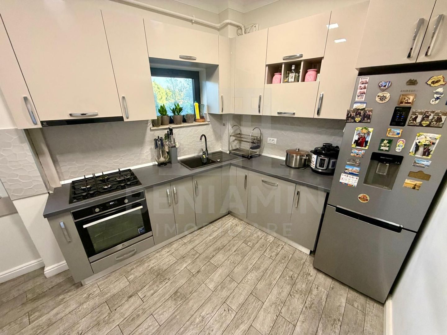 Apartament decomandat deosebit 3 camere 2 bai bloc 2020 cu parcare - Poză 5