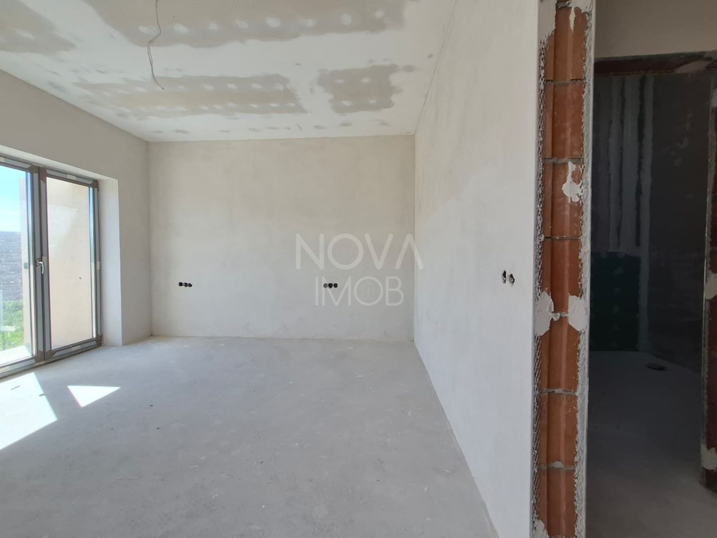 Casa generoasa cu 7 camere, 3 bai, dressing si parcare – Sura Mica - Poză 14