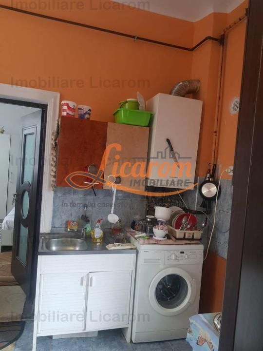 Corp de casa Blumana, zona str Lunga,curte,pod,beci. - Poză 4