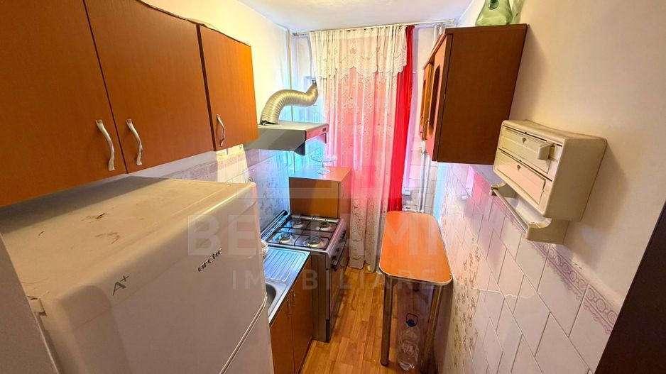 Apartament cu 3 camere - Craiovita Noua - etaj intermediar - Poză 3