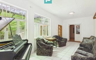 Casă cu 4 camere și teren de 4227mp în Curtici - Poză 2