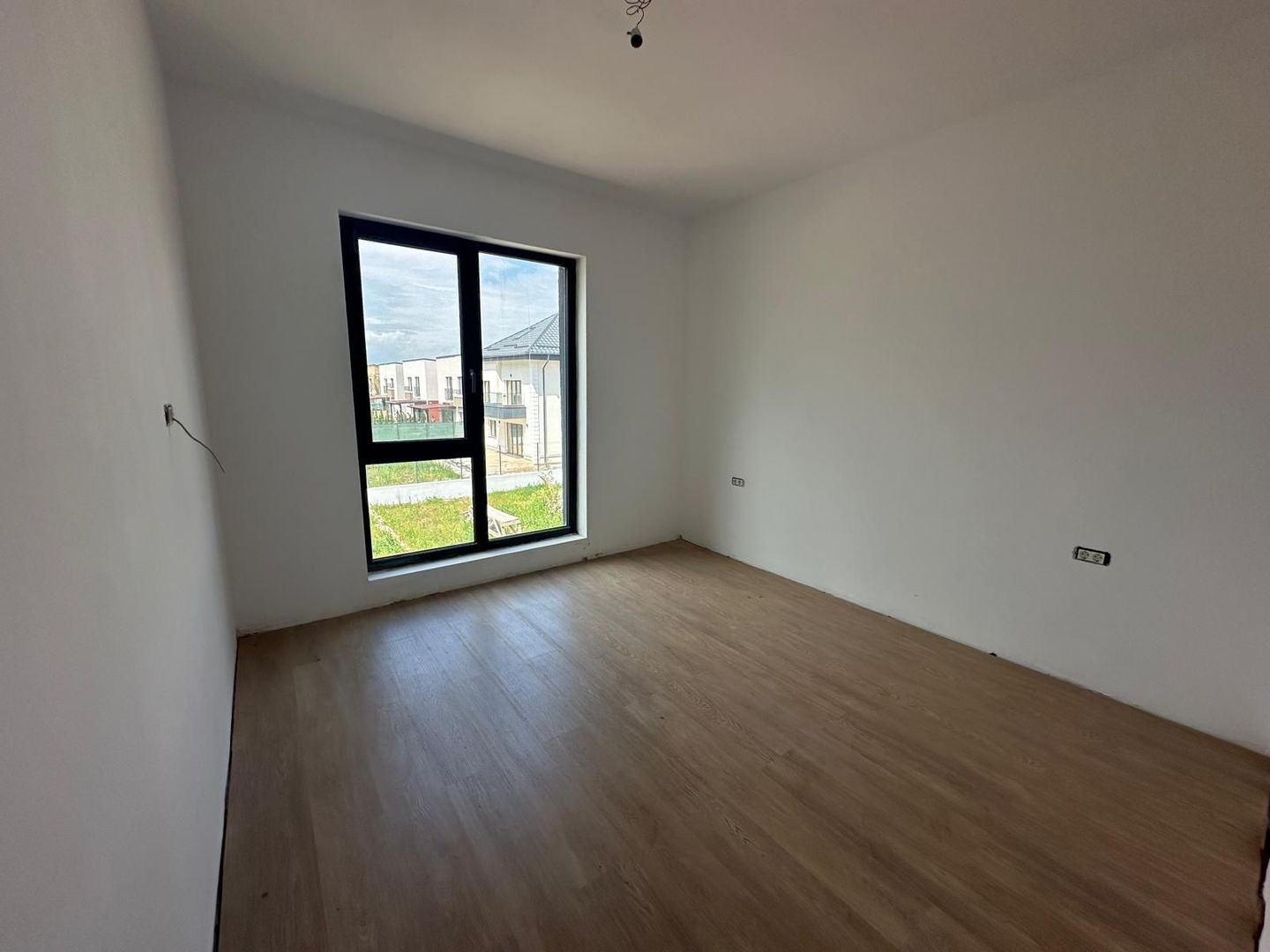 Duplex cu grădină și piscină privată într-un complex exclusivist din Tunari - Poză 1