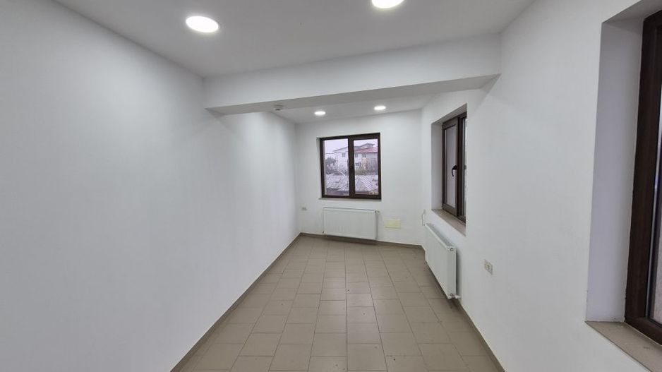 Spatiu de birouri generos - Poză 3