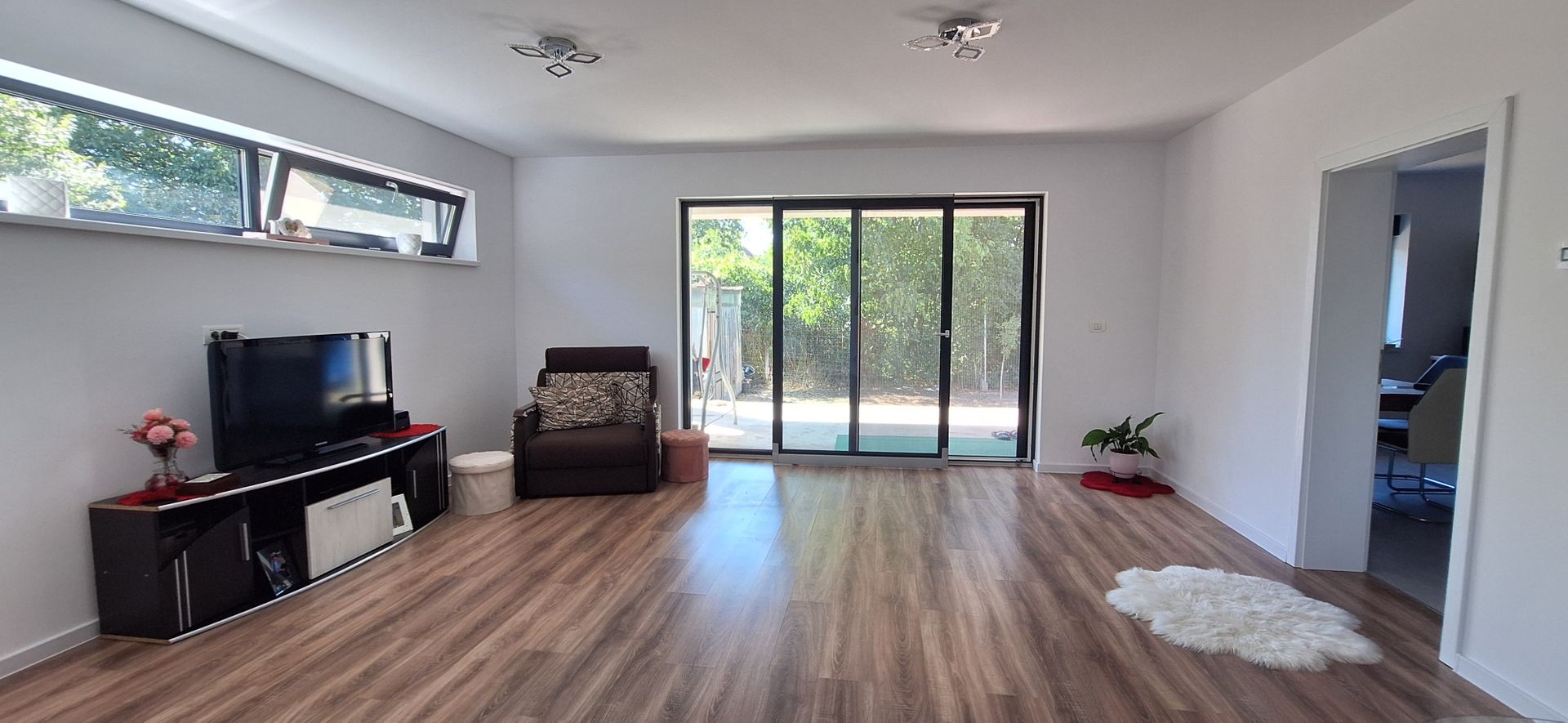 Casa individuala parter cu garaj - Dumbravita - Poză 1