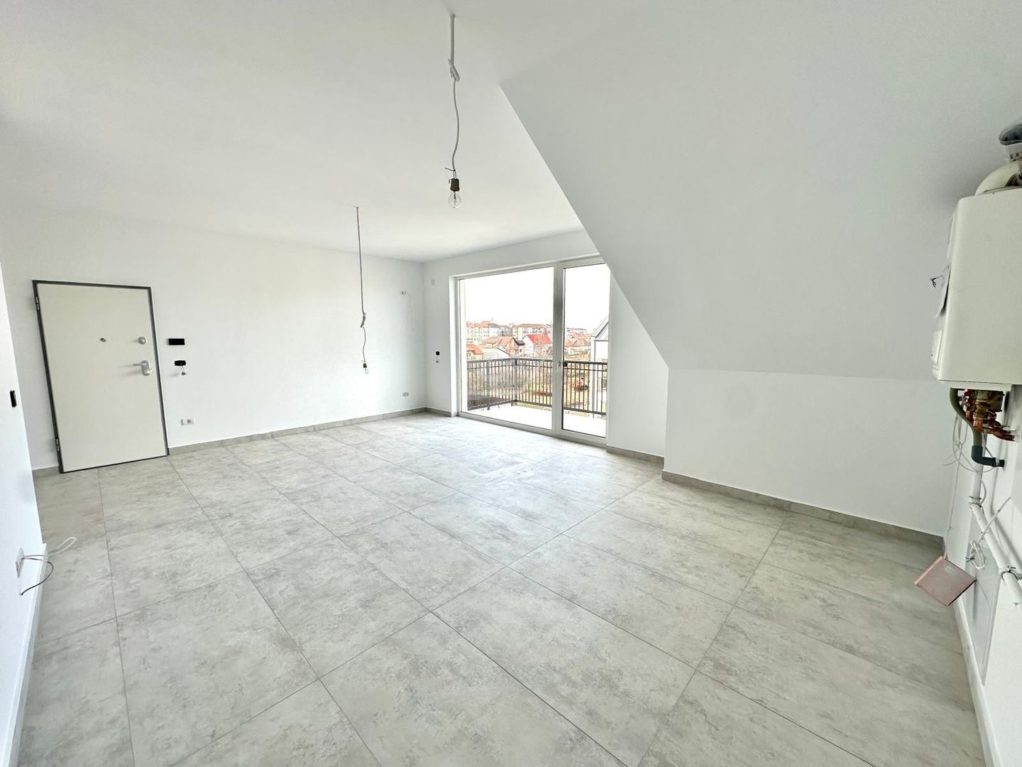 Bloc finalizat. Balcon mare. Loc de parcare. - Poză 2