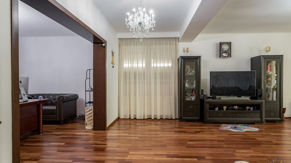 Vilă renovată P+1+M  | Foișor vitrat, grădină și jacuzzi - Poză 20