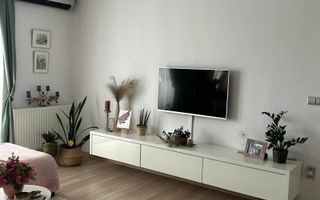 Vând apartament deosebit, situat într-o zonă semicentrală, liniștită și foarte plăcută, ideal pentru cei care își doresc confort și intimitate. - Poză 3