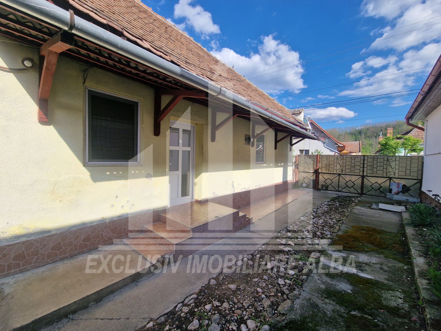 Casa de vanzare | 100 mp | 1048 mp teren | Ciugud - Poză 1