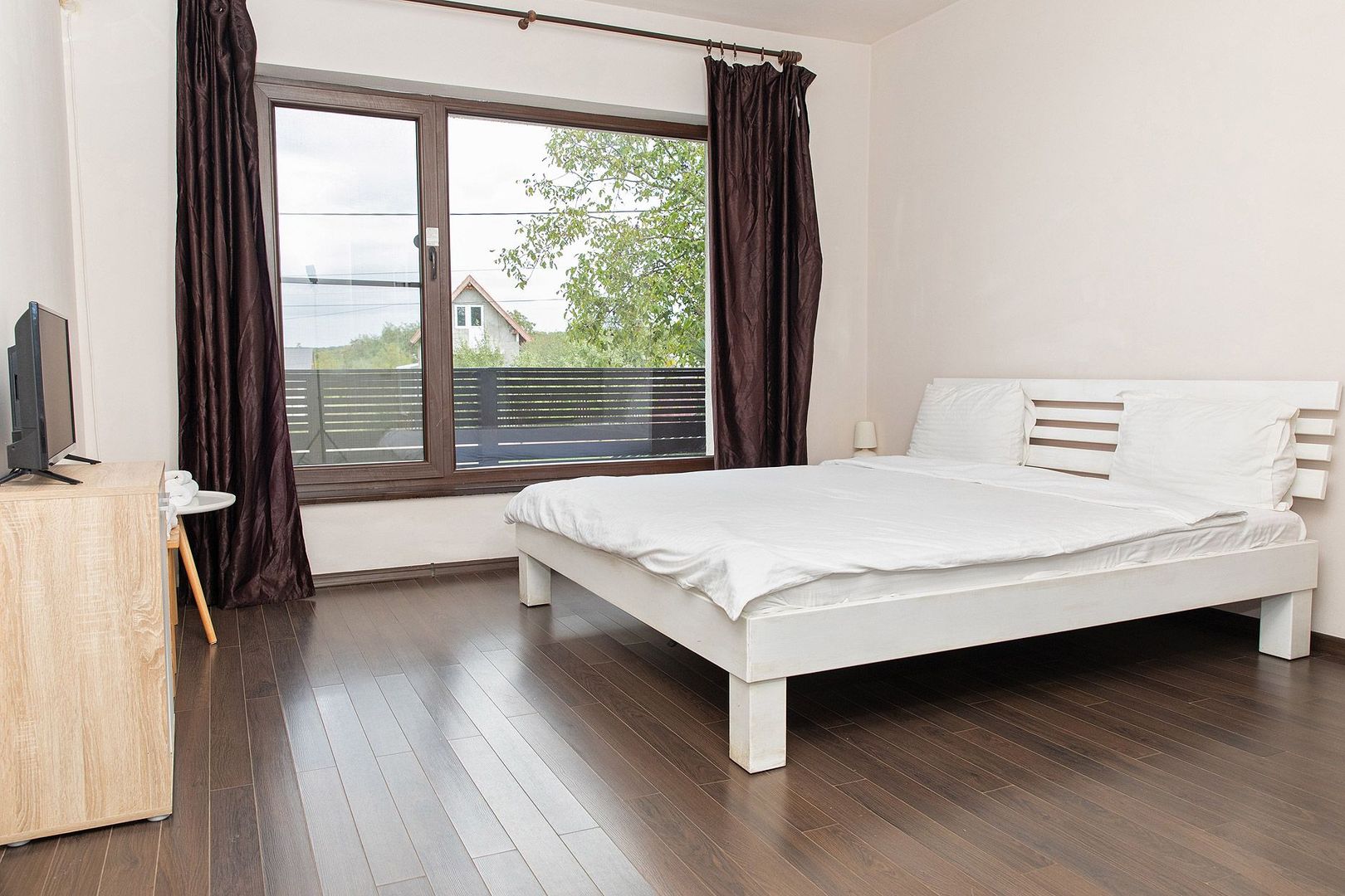 Vilă cu 5 dormitoare, 4 băi, 2 248mp teren, piscină. Preț: 229 000 Eur - Poză 33