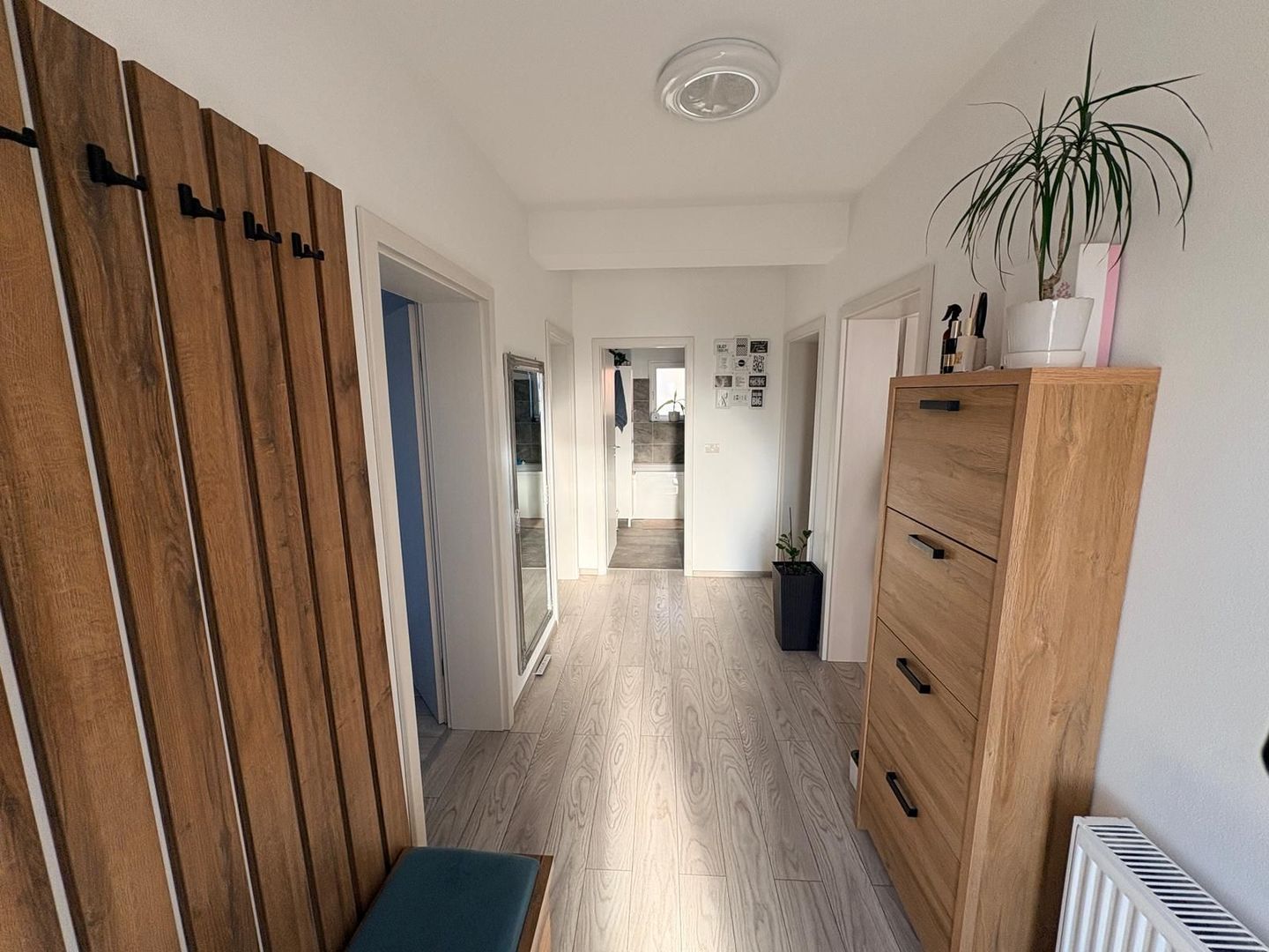 MOBILAT-UTILAT, 3 CAMERE, CURTE SPATOASA - Poză 1