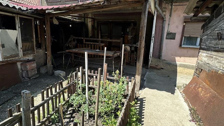 Casa individuala cu teren de 412 Piata Tineretului - Poză 3