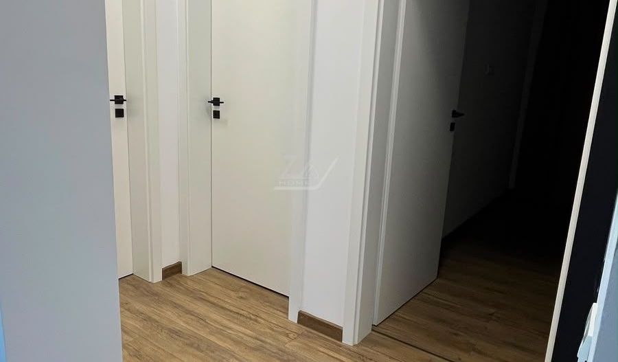 Apartament nou la asfalt.Mobilat si utilat complet. 2 locuri de parcare. - Poză 7