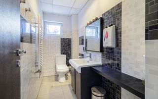 Clădire Modernă, Ideală pentru Locuință sau Afacere, cu Terasă Panoramică - Poză 26