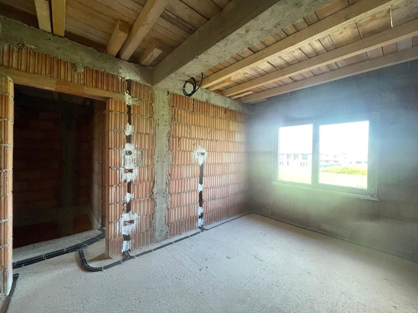 Duplex despartit prin camera tehnica, 3 dormitoare, Mosnita Noua - Poză 3