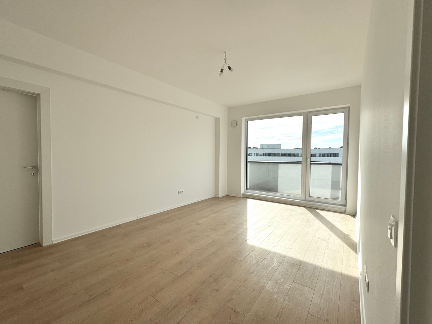 3 camere. Bucătărie închisă. Vedere panoramică. Reper Mall Colosseum - Poză 9
