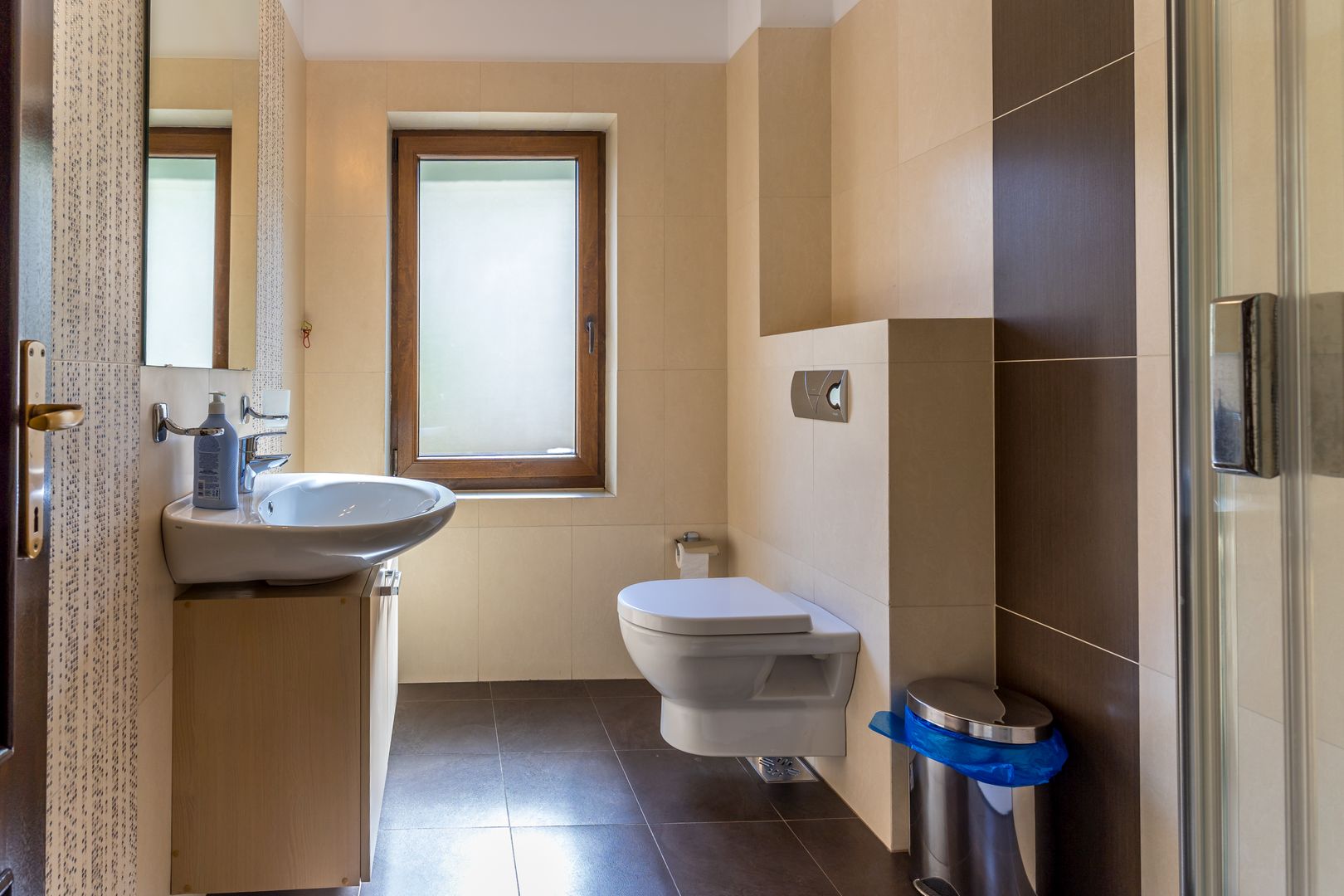9 camere, 5 bai, spatiu hobby, gradina, garaj,locatie buna - Poză 23